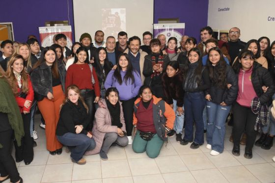 El Gobernador durante su visita al departamento Anta, inauguró las obras en la plaza principal con internet libre para todos los vecinos, recorrió la extensión universitaria y entregó más de 1200 manuales y kits escolares.