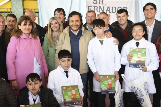 El Gobernador durante su visita al departamento Anta, inauguró las obras en la plaza principal con internet libre para todos los vecinos, recorrió la extensión universitaria y entregó más de 1200 manuales y kits escolares.