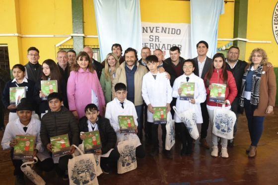 El Gobernador durante su visita al departamento Anta, inauguró las obras en la plaza principal con internet libre para todos los vecinos, recorrió la extensión universitaria y entregó más de 1200 manuales y kits escolares.