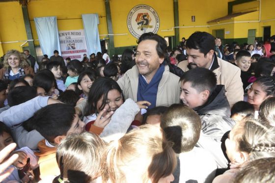 El Gobernador durante su visita al departamento Anta, inauguró las obras en la plaza principal con internet libre para todos los vecinos, recorrió la extensión universitaria y entregó más de 1200 manuales y kits escolares.