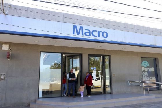 El Gobernador durante su visita al departamento Anta, inauguró las obras en la plaza principal con internet libre para todos los vecinos, recorrió la extensión universitaria y entregó más de 1200 manuales y kits escolares.