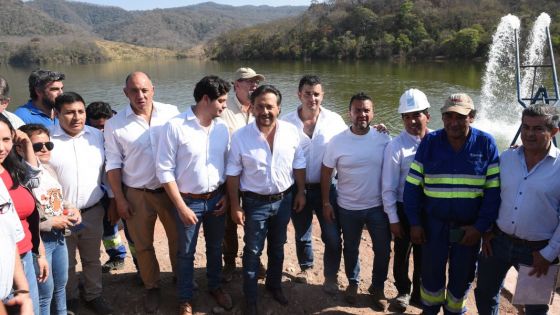 Como símbolo del esfuerzo del Gobierno de Salta para solucionar la crisis hídrica del departamento, el Gobernador entregó la finalización de la obra a los intendentes de Tartagal y Aguaray