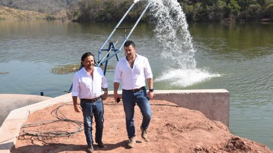 Como símbolo del esfuerzo del Gobierno de Salta para solucionar la crisis hídrica del departamento, el Gobernador entregó la finalización de la obra a los intendentes de Tartagal y Aguaray