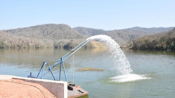 Como símbolo del esfuerzo del Gobierno de Salta para solucionar la crisis hídrica del departamento, el Gobernador entregó la finalización de la obra a los intendentes de Tartagal y Aguaray