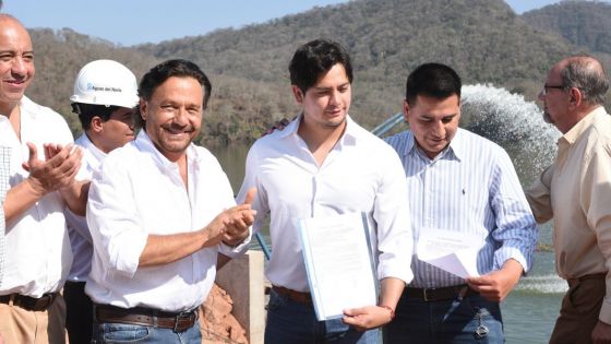 Como símbolo del esfuerzo del Gobierno de Salta para solucionar la crisis hídrica del departamento, el Gobernador entregó la finalización de la obra a los intendentes de Tartagal y Aguaray
