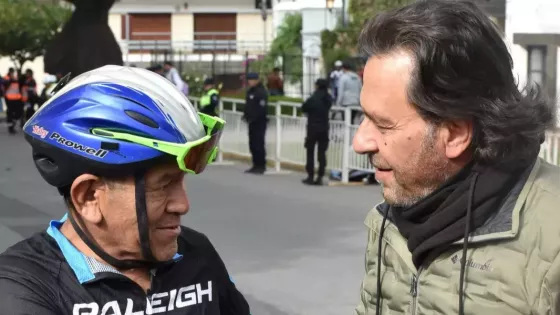 El mandatario provincial efectuó la bajada de bandera para la partida de 148 ciclistas de la categoría élite de la edición 94, una de las carreras principales en el calendario deportivo nacional