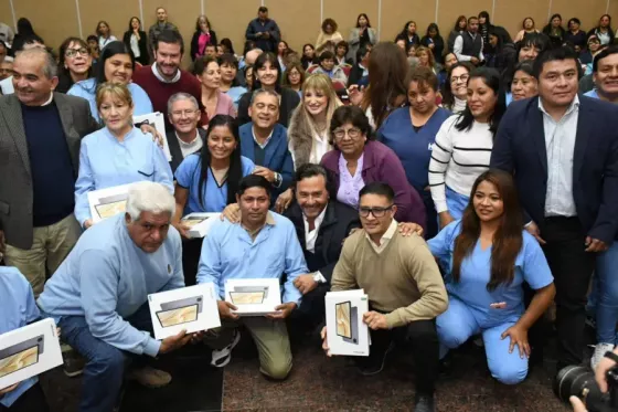 El gobernador Sáenz entregó 269 tablets a agentes sanitarios para fortalecer el programa Médico en tu Casa y consolidar la segunda etapa del Hospital Digital
