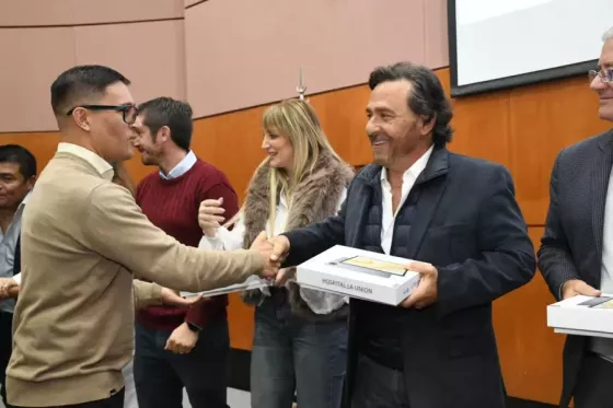 El gobernador Sáenz entregó 269 tablets a agentes sanitarios para fortalecer el programa Médico en tu Casa y consolidar la segunda etapa del Hospital Digital