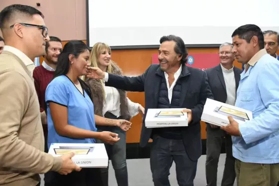 El gobernador Sáenz entregó 269 tablets a agentes sanitarios para fortalecer el programa Médico en tu Casa y consolidar la segunda etapa del Hospital Digital