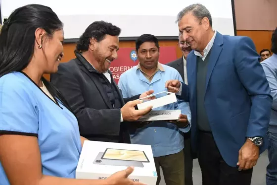 El gobernador Sáenz entregó 269 tablets a agentes sanitarios para fortalecer el programa Médico en tu Casa y consolidar la segunda etapa del Hospital Digital
