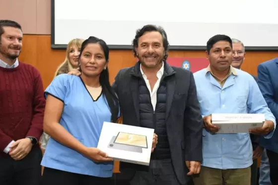 El gobernador Sáenz entregó 269 tablets a agentes sanitarios para fortalecer el programa Médico en tu Casa y consolidar la segunda etapa del Hospital Digital