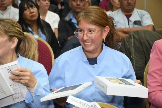 El gobernador Sáenz entregó 269 tablets a agentes sanitarios para fortalecer el programa Médico en tu Casa y consolidar la segunda etapa del Hospital Digital