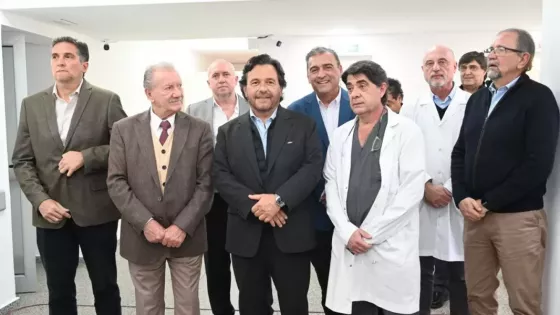 El Gobernador inauguró el renovado servicio de emergencia del hospital Señor del Milagro