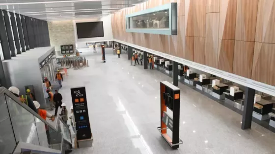 Los trabajos registran un 70% de avance y comprenden el nuevo hall principal, mostradores de check-in, ampliación del sector de embarque doméstico, incorporación de nuevos espacios comerciales y oficinas de los organismos de control