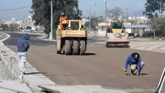 El Gobernador recorrió los frentes de trabajo de este proyecto vial estratégico. Se está finalizando el nuevo puente, avanza la pavimentación de acceso, la rotonda en el municipio de Vaqueros y la autopista