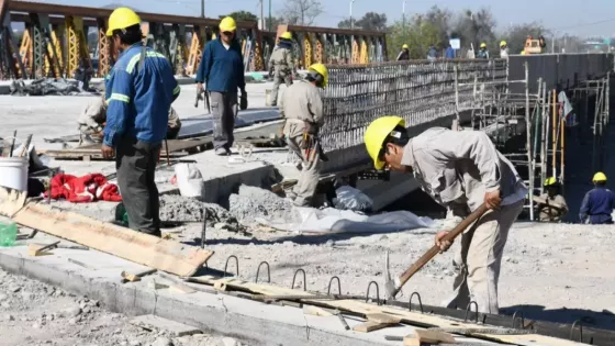 El Gobernador recorrió los frentes de trabajo de este proyecto vial estratégico. Se está finalizando el nuevo puente, avanza la pavimentación de acceso, la rotonda en el municipio de Vaqueros y la autopista