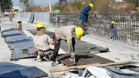 El Gobernador recorrió los frentes de trabajo de este proyecto vial estratégico. Se está finalizando el nuevo puente, avanza la pavimentación de acceso, la rotonda en el municipio de Vaqueros y la autopista