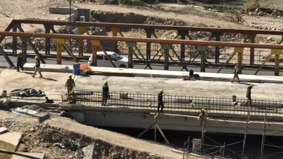 El Gobernador recorrió los frentes de trabajo de este proyecto vial estratégico. Se está finalizando el nuevo puente, avanza la pavimentación de acceso, la rotonda en el municipio de Vaqueros y la autopista