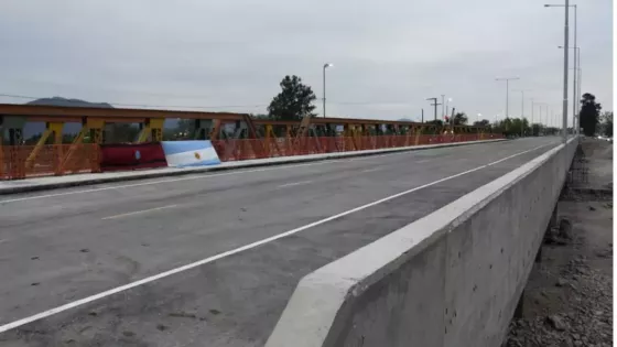 Es el primero de los proyectados sobre el río Vaqueros. También comprende el nuevo sistema de iluminación y el acceso pavimentado en el sector oeste de la Ruta Nacional 9, entre la rotonda El Quirquincho hasta el puente