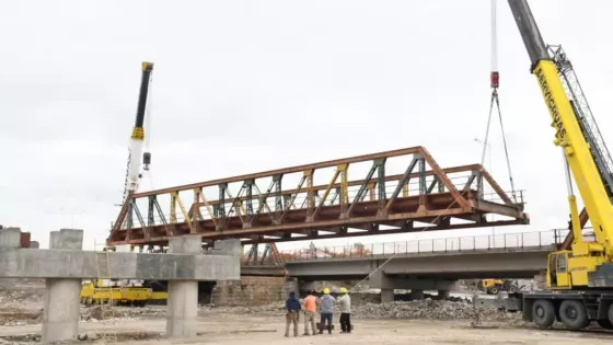 El traslado del histórico puente permitirá la construcción del segundo, luego de la reciente inauguración del primero. La Provincia asiste financieramente para sostener el ritmo de los trabajos