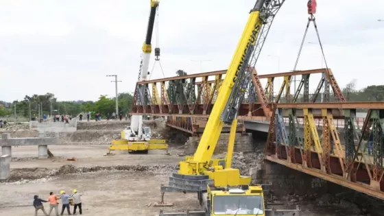 El traslado del histórico puente permitirá la construcción del segundo, luego de la reciente inauguración del primero. La Provincia asiste financieramente para sostener el ritmo de los trabajos