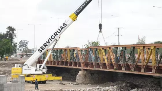 El traslado del histórico puente permitirá la construcción del segundo, luego de la reciente inauguración del primero. La Provincia asiste financieramente para sostener el ritmo de los trabajos