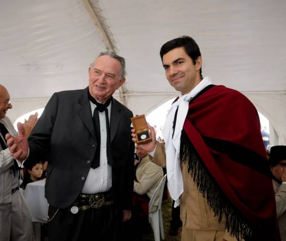 Gobernador con agrupación tradicionalista