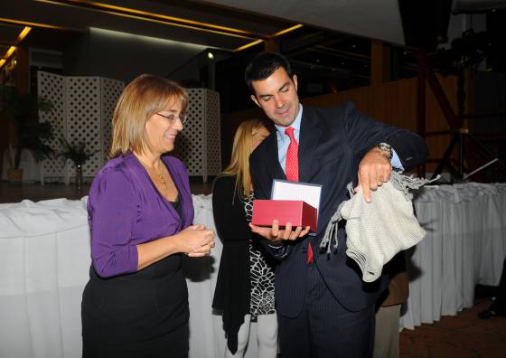 El Gobernador recibe un presente