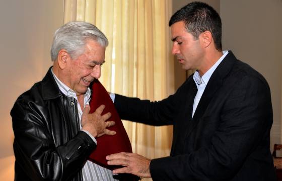 El Gobernador recibió en Las Costas al escritor Mario Vargas Llosa