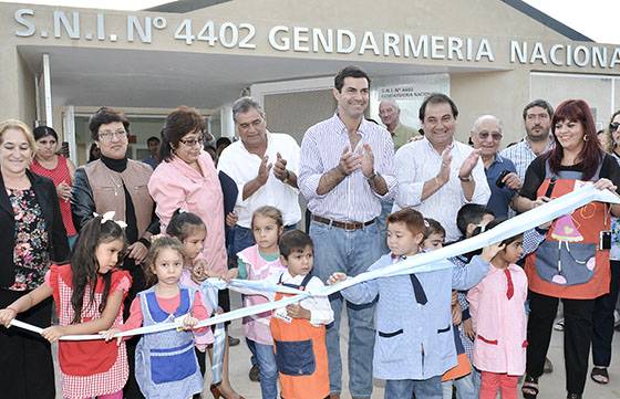 La Provincia inauguró un edificio de nivel inicial y entregó fondos a escuelas técnicas en El Quebrachal