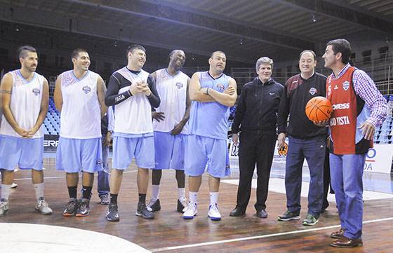Urtubey asistió a la práctica de Salta Básquet y anunció más ayuda para el equipo