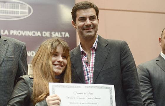 Con la entrega de nuevas becas a la excelencia se reconoce a los mejores promedios del nivel secundario