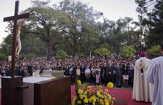 Urtubey compartió junto a cientos de salteños el Corpus Christi