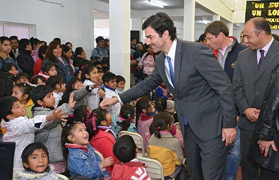 Urtubey inauguró el nuevo edificio de la escuela Nuestra Señora de la Candelaria, que transfiere a comunidades originarias y a familias criollas 643 mil hectáreas.