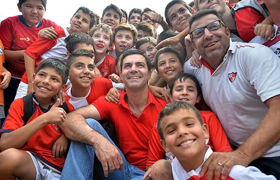 Urtubey asistió a la apertura del torneo de rugby infantil en Metán