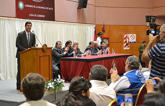 Urtubey firma el convenio de reinserción de trabajadores tercerizados al Estado provincial. La Provincia retoma los servicios tercerizados en hospitales públicos