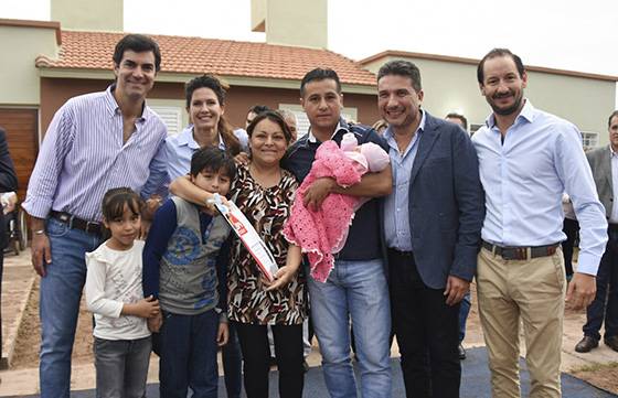 En Joaquín V.González el Gobernador entregó 50 viviendas