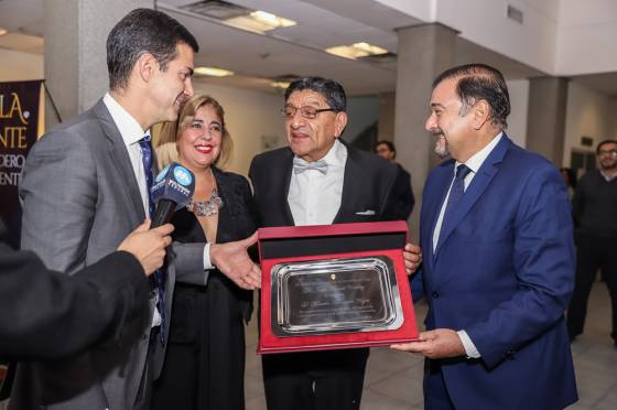 Urtubey asistió al agasajo por los 40 años de trayectoria del periodista Marcelo Hoyos