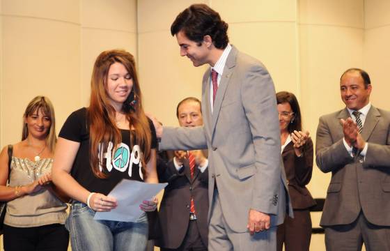 2.500 estudiantes terciarios y universitarios están becados por la Provincia.