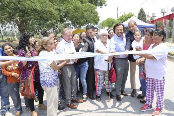 En Vaqueros, Sáenz verificó el avance de obras e inauguró trabajos de adoquinado e iluminación