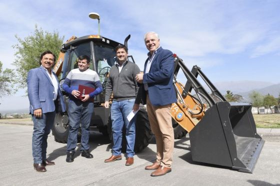 La Provincia entregó una retroexcavadora al municipio de Pizarro para obras y mejoramiento de caminos