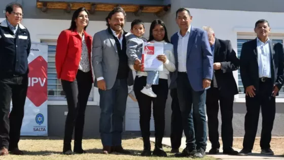 Con fondos provinciales, Sáenz entregó 40 viviendas en Moldes y reactivó una obra paralizada