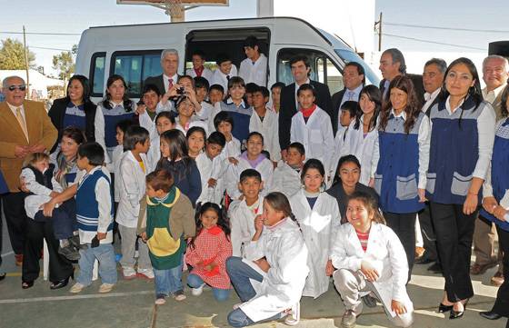 Urtubey entregó un transporte para niños discapacitados de El Quebrachal.