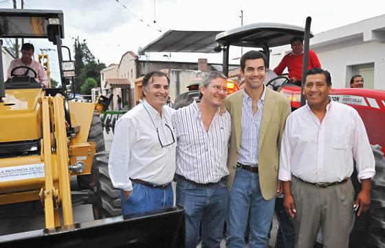 El Gobierno entregó maquinaria a pequeños productores tabacaleros de Rosario de Lerma.