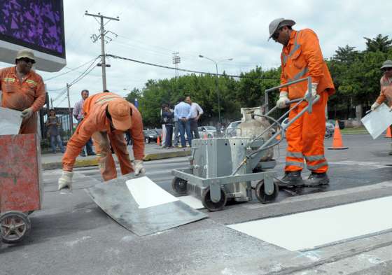 En el microcentro capitalino el Gobierno provincial señaliza calles y avenidas