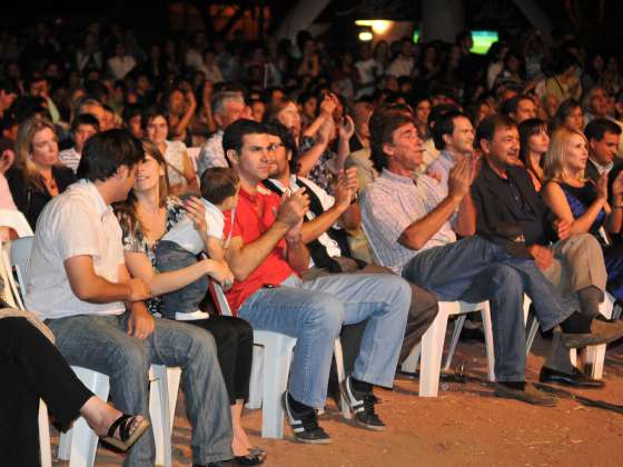 Alrededor de 8.000 personas, en el festival musical de inauguración del Museo de la Vid y el Vino
