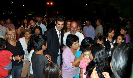 El Gobernador inauguró nuevas luminarias en tres barrios de la capital 