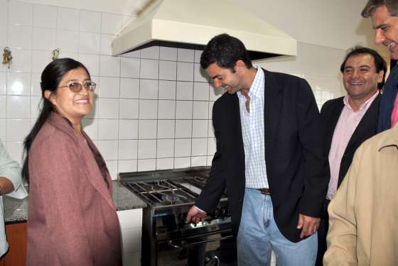 Urtubey inauguró la red de gas natural en una escuela de El Quebrachal