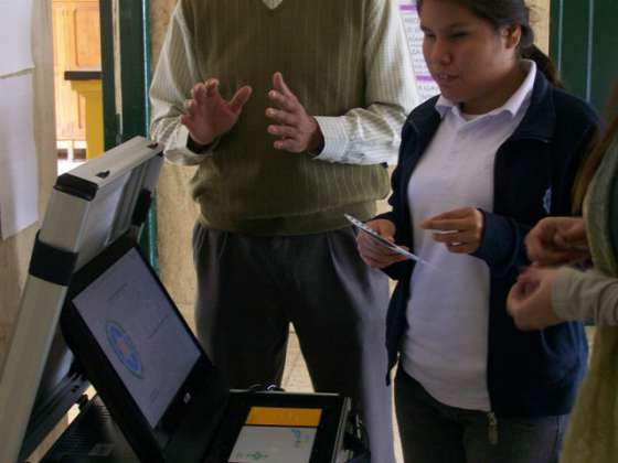 Instruyen a personas con discapacidad en la utilización del voto electrónico