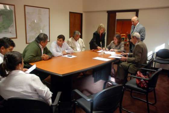 Firmaron el contrato de obra para el nuevo edificio de la escuela técnica de Campo Santo